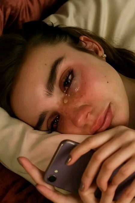 جنہیں عادت ہوتی ہے نا۔۔۔
ایک ہی شخص سے باتیں کرنے کی 
ایک ہی شخص کو میسج کرنے کی 
وہ لوگ پھر۔۔۔! 
بھیگی آنکھیں لے کر سکرین کو تکتے رہ جاتے ہیں!!💔🥺🥀🍂