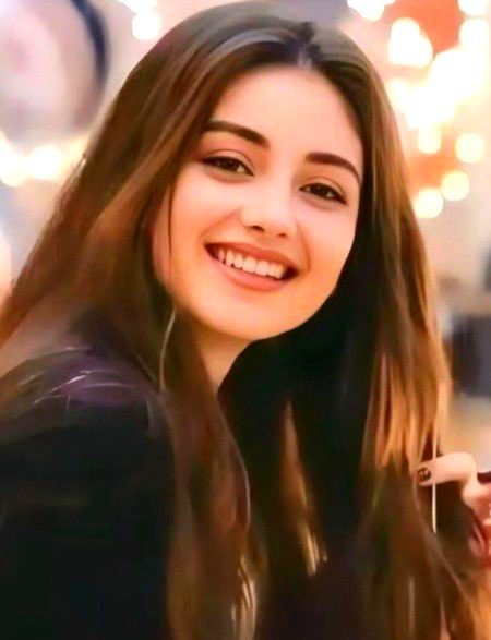 مجھے کمی نہیں ہوتی کبھی محبت کی
یہ.میرا رزق ہے اور آسماں سے آتا ہے🫶