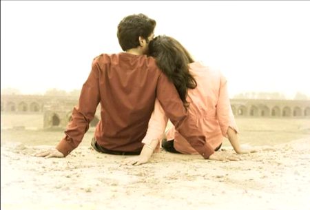 کوئی تو ایسا بھی لمحہ ہم کو ہو مُیسر
کہ تھک ہار کر رکھ دیں سر تیرے کندھے پر..____----/\|