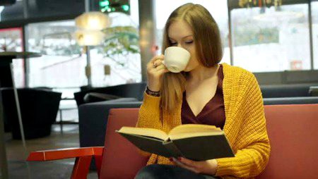 ﺍُﺱ ﻧﮯ ﭼﮑﮫ ﮐﺮ ﻣﯿﭩﮭﺎ ﺯﯾﺎﺩﮦ ﮐﺮ ﺩﯾﺎ
ﺣﺎﻻﻧﮑﮧ ﻣﯿﮟ ﺯﯾﺎﺩﮦ ﻣﯿﭩﮭﯽ ﭼﺎﺋﮯ ﻧﮩﯿﮟ ﭘﯿﺘﺎ