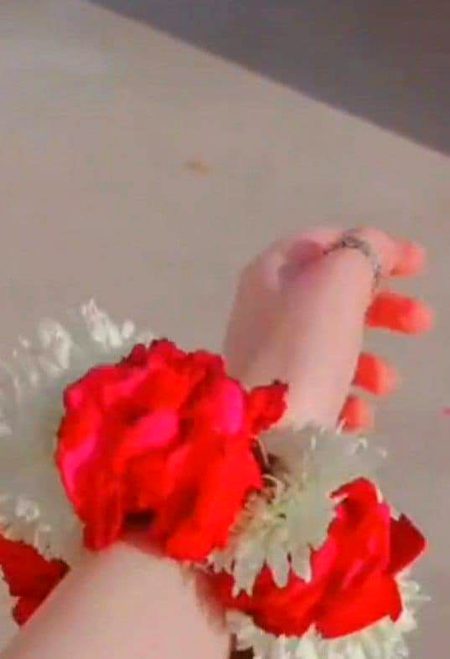 میری کلائیوں کے مرجھا جانے کے لیے ایک یہی غم کافی ہے
کہ
ان کے حصے میں کبھی بھی تمھارے خریدے ہوئے گجرے نہیں آئیں گے 😔
