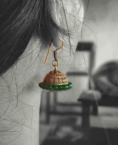 زلفوں کی ہے ہر طرف دلکشی 
جھمکے کو کہیں  نظر نہ لگے