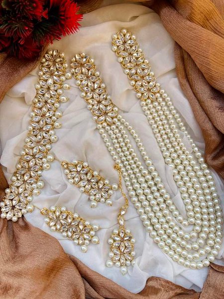 بکھر گیآ ہے جو موتی پرونے وآلا تھا🥀
وہ ہورہآ ہے یہاں جو نہ ہونے وآلا تھا
 اور اب یہ چاہتآ ہوں کوئی غم بٹائے مرآ
میں اپنی مٹی کبھی آپ ڈھونے وآلا تھآ
ترے نہ آنے سے دل بھی نہیں دکھا شاید
وگرنہ کیآ میں سرشآم سونے والا تھآ
ملا نہ تھآ پہ بچھڑنے کا غم نہ تھآ مجھ کو
جلا نہیں تھا مگر رآکھ ہونے وآلا تھآ
ہزآر طرح کے تھے رنج پچھلے موسم میں
پر اتنا تھا کہ کوئی سآتھ رونے وآلا تھآ🔥 Mahii 💔