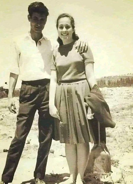 فلسطینی شاعر "محمود درویش" جب اسرائیلی دوشیزہ "ریٹا" کی محبت میں گرفتار ہوگیا تو درویش نے اس کو لکھا:
"میں اپنے قبیلے کے شرف و مجد اور اس کی اونچی ناک کے باوجود، اپنے شہر اور رسوم و عادات کی بیڑیوں کے باوجود تمھیں چاہتا ہوں، لیکن مجھے اندیشہ ہے کہ جب میں ان تمام چیزوں کو تج دوں گا اور (تمھاری خاطر) ان کو فروخت کر ڈالوں گا تو تم مجھے بَیچ ڈالوگی، چناں چہ میرے ہاتھ سوائے خسارے کے کچھ نہیں لگے گا"۔
اور جب "درویش" کو یہ معلوم ہوا کہ "ریٹا" اسرائیلی سیکرٹ سروس کی ایجنٹ ہے تو وہ کہتا ہے:
"مجھے ایسا لگا کہ گویا میرا وطن ایک بار پھر دشمن کے نرغے میں چلا گیا"۔
پھر اس نے "ریٹا" کو لکھا:
"ریٹا! ہوسکتا ہے کہ یہ تمھارے لیے اہمیت کا حامل نہ ہو، لیکن یہ میرا دل تھا"۔