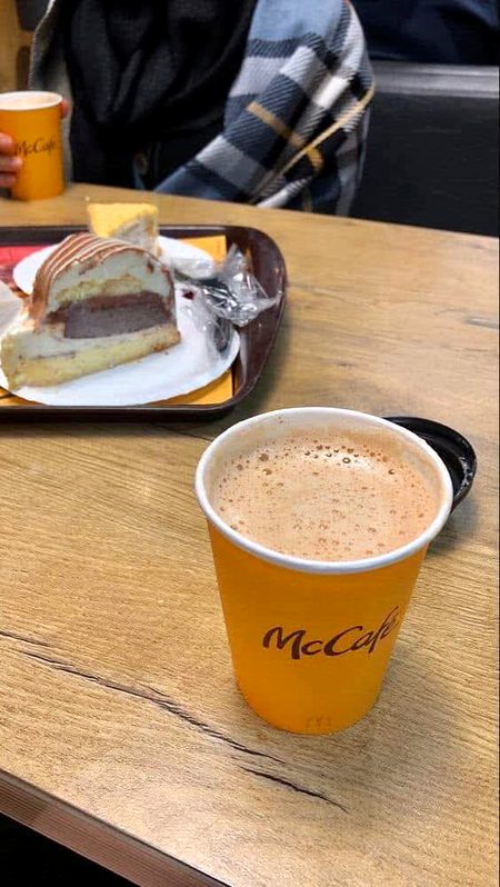 آج  میں  نے  ایک  حسین  خواب   دیکھا
خود کو  چائے  پیتے  تیرے ساتھ دیکھا🍁