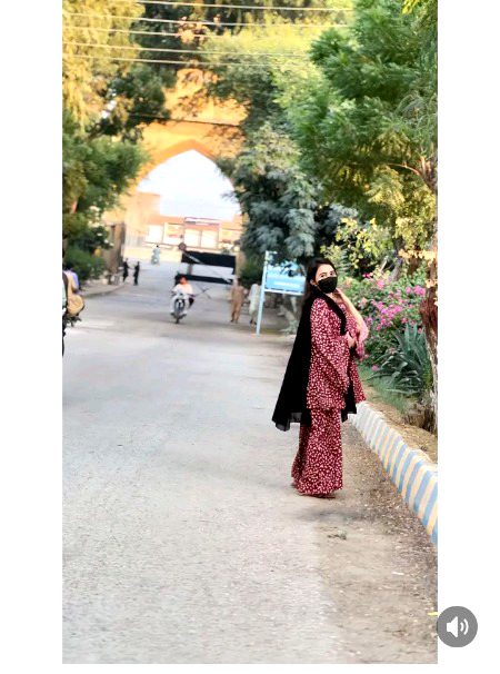 .😔:محبت لاء پئيسي جي ضرورت ناھي اگر ھمسفر سچو ۽ عزت ڏيڻ وارو ھجي ته خوشيون ۽ محبت غربت ۾ به راج ڪنديون آھن...
ھمسفر اگر سچو ھوندو ته ان سان بنا ڇت واري گھر ۾ رھي سگھجي ٿو ..
پئيسو صرف دوکو آھي پئيسي سان انسان آھي اھي خوشيون نٿيون خريد ڪري سگھجن جيڪي بغير پئيسي جي ملنديون آھن...