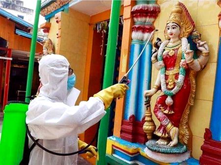 اور پھر یوں ہوا کے اُن کے خدا بھی خطرے میں پڑ گئے،
لیکن الحمدوللہ تم اور میں جس خدا کو مانتے ہیں اسے حفاظت کی کوئی ضرورت نہیں، بلکہ وہ تو پہلے ہی کہتا تھا کے “جن خدائوں کو تم مانتے ہو وہ نہ تو تمہیں نفع دے سکتے ہیں نہ نقصان، وہ خود تمھارے محتاج ہیں”
جانتے ہیں دنیا کی سب سے بڑی خوش قسمتی کیا ہے؟ آپ کا مسلمان پیدا ہونا،
بیشک اللہ ہی رحم کرنے والا ہے.
👇🌹