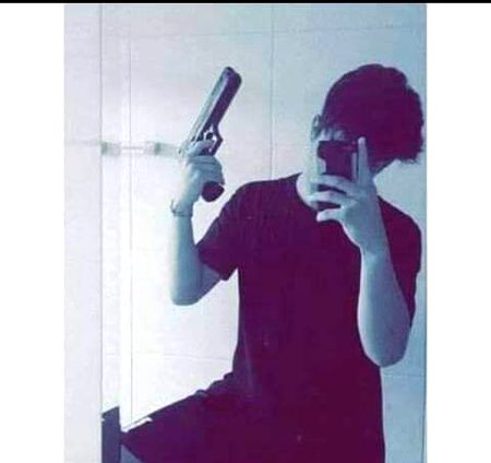 میں اب ہنسنے کی اداکاری کر لیتا ہوں
لوگ اب رو پڑتے ہیں میری طرف دیکھ کر 🖤