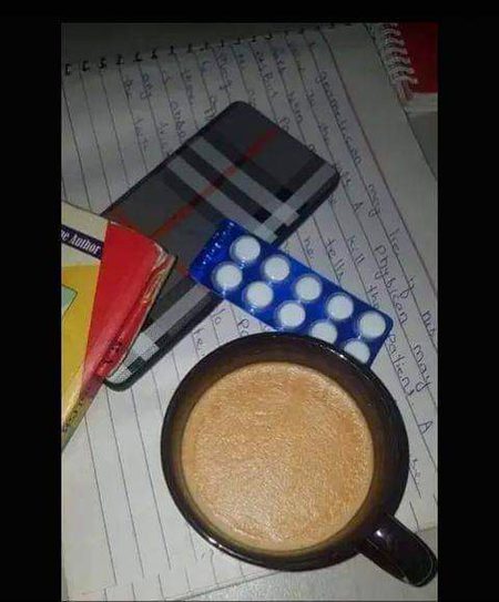 اس نے  پیناڈول  اور  چائے  بھیجی ہے😐وہ خود سَر دبانے بھی تو آ سکتی تھی۔۔۔۔ 😏🥀