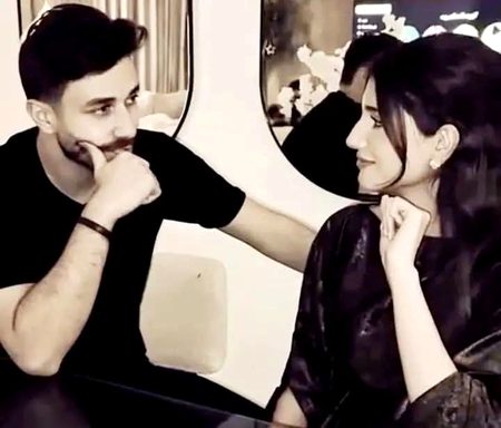 عدوئے جاں ہی سہی ہم , مگر غنیمت ہے
وہ اک لحـاظ سے ، اپنا تو مـان لیتے ہیں
بھلا ہو ، ایسے محـبت شناس لـوگوں کا 
جو دل کی بات نگاہوں سے جان لیتے ہیں❤️