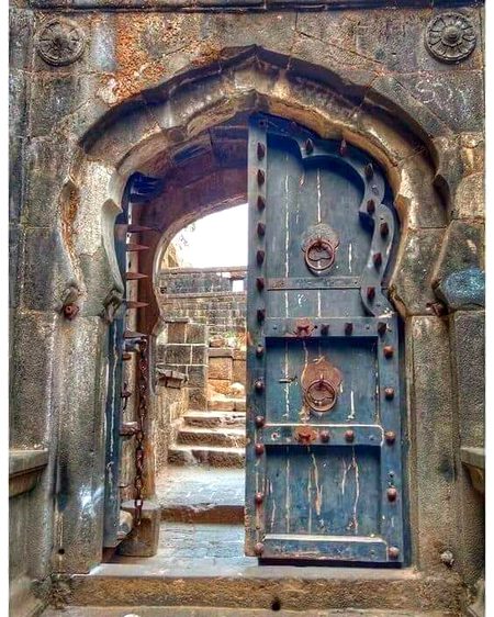 چلتے پھرتے ہوئے لوگ کم ہوگئے صرف کتبوں پہ نام و نشاں رہ گیا 
ایک چہرہ جو آنکھوں کی بینائی تھا کس سے پوچھیں گے اب وہ کہاں رہ گیا
اپنی آنکھوں کو دہلیز پر چھوڑ کر سب مقیں مشترک غم لیے سو گئے
منتظر کھڑکیوں کو سمیٹے ہوئے بین کرتا سسکتا مکاں رہ گیا