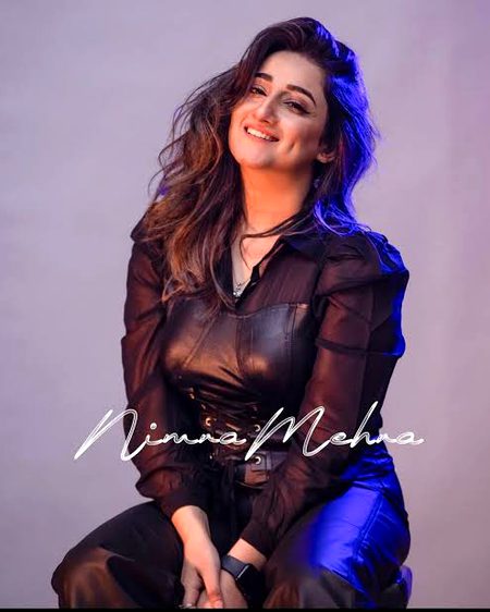 Nimra Mehra 🖤🖤🖤🖤what a beautiful voice and pretty face she have...
