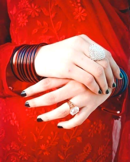 اتنا پیارا نام ہے میرا 
تم اپنے ہاتھ پر کیوں نہیں لکھتے🔥 Mahii 💔