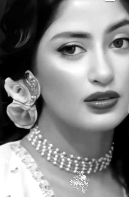 اسے بتاؤ محبت فقط تشبیہ نہیں اک استعارہ ہے۔۔
مجھے کھونا اسکا بس نقصان نہیں اک خسارہ ہے۔۔💔Unzii🥀