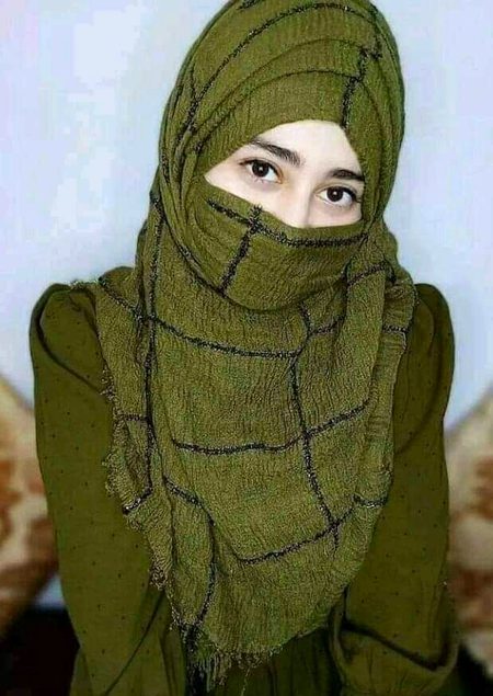 "_ آنکھوں میں بغاوت ہو تو.
 رشتوں میں عداوت ہو ہی جاتی ہے🔥 Mahii 💔
