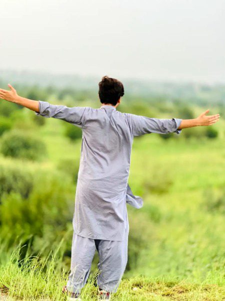 Hasin wadi or ye sham k peher hu💕
Dil ko sakoon ka alam bas yahi lgta hy💕
Real poet by Srk💕🔥