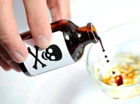 وہیں سے زہر کی شیشی بھی گھورتی ہے مُجھے
دوا  نکال  کے  کھاتا  ھُوں  جس  دراز  سے  مَیں