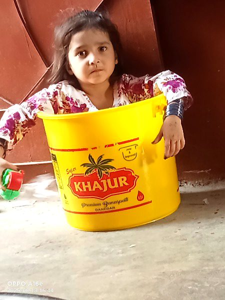 Zanisha KO Chanda mamo psandh Surajj chachu Nahi psandh 
Surajj chachu samny sy hat jao Zindagi jhandh karky rakh di hai khan jayen chup kr beth jayen