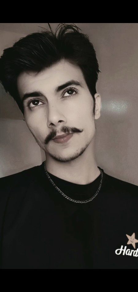 "کفن میرے سر سے اُتار کے خوب دیدار کرلینا پھر کبھی
نظر نہ آئیں گی وہ آنکھیں جنہیں تم خوب رُلایا کرتے تھے"