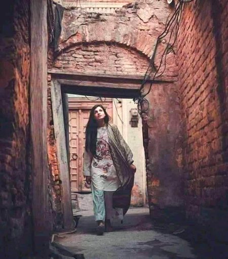 کب  تلک لوٹ کے   آؤ گے  بچھڑنے والوں
یوں راستے میں کھڑا شخص برا لگتا ہے
🥀🖤🙃