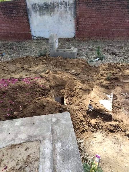 ”جنسی مریض معاشرے کا یہ حال ہے کے برصغیر کے سب سے بڑے قبرستان "میانی صاحب لاھور" میں جا کر کسی بھی گورکن سے پوچھیں کہ جوان لڑکیوں اور جوان عورتوں کی تدفین کے بارہ سے پندرہ دن بعد تک ان کی قبروں کی حفاظت کیوں کرنی پڑتی ہے ۔۔۔؟“