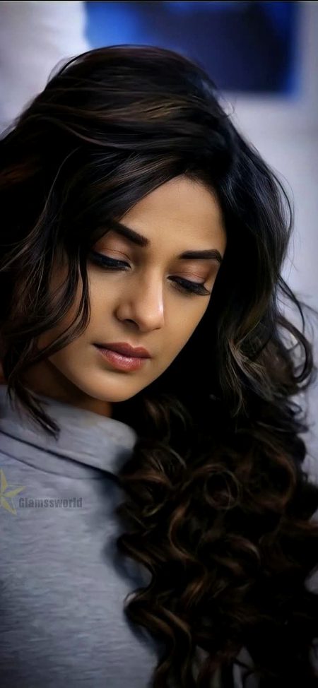 میرا تم سے رابطہ ہو یا نہ ہو..
ہم زندگی میں کبھی ملیں یا نہ ملیں 
لیکن.
.تم میرے تخیل میں ہمیشہ رہو گے ، تمہیں کوئی میرے تخیل سے جدا نہیں کر سکتا. 
یہاں تک کے تم خود  بھی نہیں💔Unzii🥀