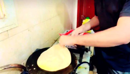 بھابی نے سالن بنایا, دیور نے پراٹھا بنایا اور سب نے مل کر کھا
Today is breakfast at home