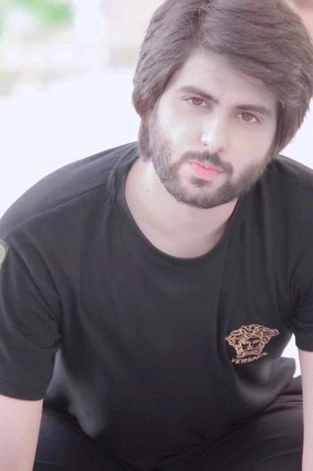 اٹھتے ہی ملاتا ہوں سورج سے نگاہیں
میں گزری ہوئی رات کا ماتم نہیں کرتا
Hur Ri