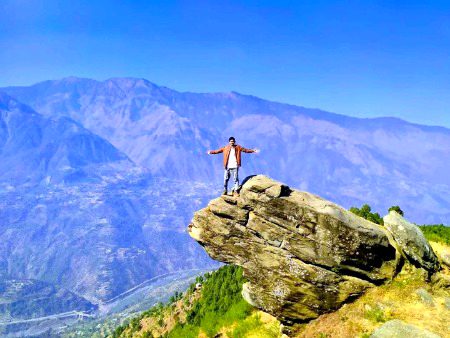 ہم خاک ہیں اور خاک تَلے جانا ہے
پِھر بَھلا کِس بات پہ اِترانا ہے