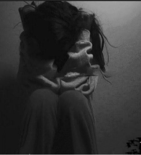 ،ریزہ ریزہ ہیں خواب آنکھوں میں
کیسے کہہ دوں کہ 'غم' نہیں ہوتا 
👀کوئی شکوہ نہیں مگر مولا۔۔
کیا کروں 'درد' کم نہیں ہوتا ۔۔۔
💔