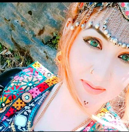 نہ مہ خپل کی نہ مہ یارکی نہ دےاوخندل پہ مینہ
عجیبہ غوندی جانان یی پہ گیلوپسی گیلی کی