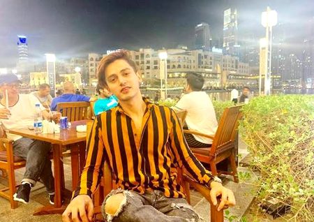 منافقت سے جب تھک جاؤ تو سامنا کرنا صاحب🔥🔥
ہمارا دل بھی بڑا ہے اور ہماری پہچان بھی👁️👁️