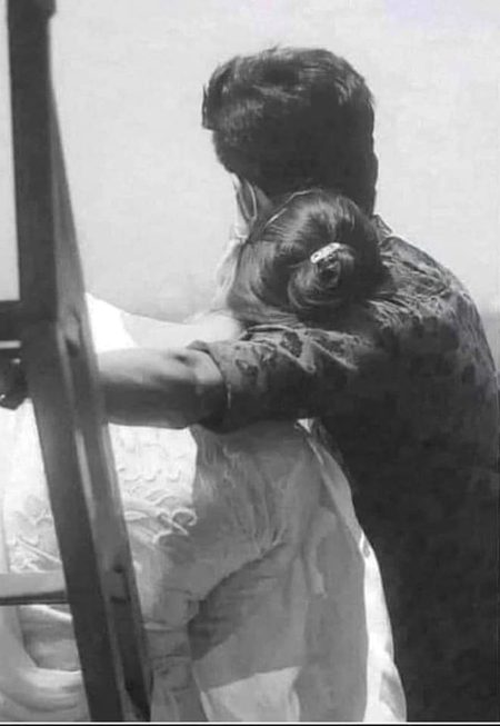 جانے کس کس سے ملا کتنا مصروف رہا
عید پر اس نے مجھے عید مبارک نہ کہا💔💔