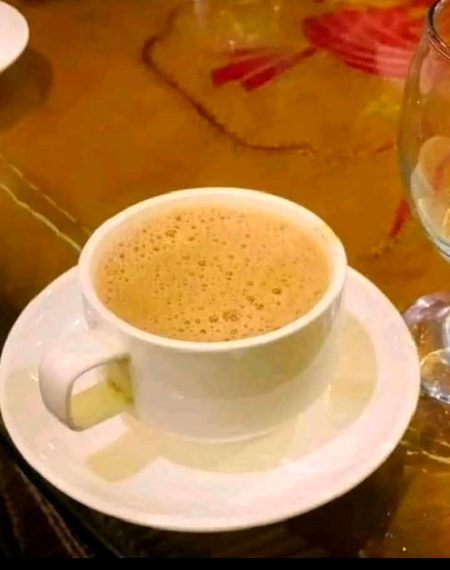 °چائے°
یہ اک عادت ہے
یا پھر ...
اک نشہ ہے شاید بہت ضروری ہے ...
بہت سوں کی کمزوری 
اور ...
بہت سوں کی مجبوری بھی ...
کبھی یہ اک بہانہ ہے ...
محفلوں کو کچھ اور بھی 
خوشگوار بنانے کا ...
اور پھر کبھی ...
تنہائیوں میں خود سے 
باتیں کرنے کا ...