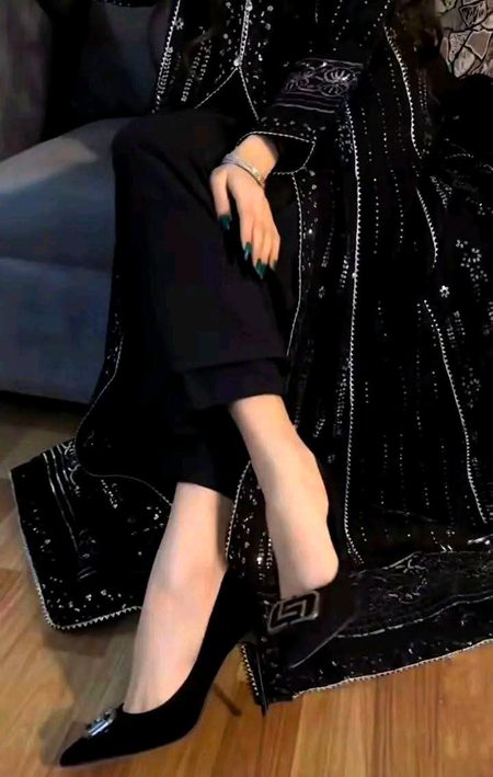 ميں چُپ چاپ رہنے والوں میں سے ھوں 
میں دل نہیں جیت سکتی کسی  کا بھی🥀