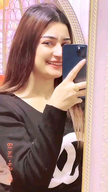 وجہ بہت مہنگی ہوتی ہے💯
اس لیۓ میں بے وجہ خوش رہتی ہوں
🙂👑