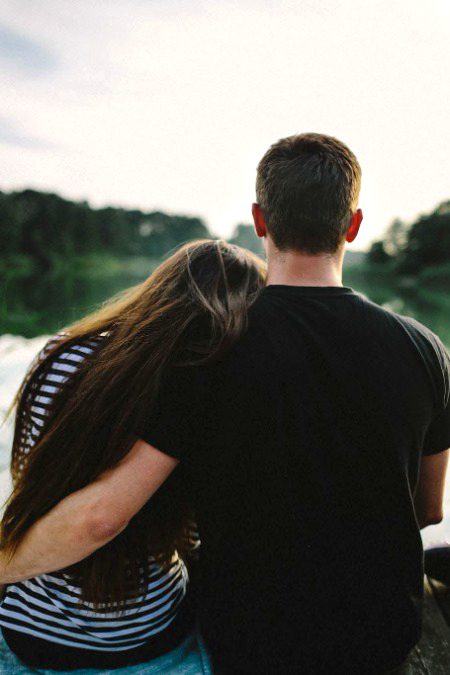 محبت اس طرح بھیجو
کہ جیسے خواب آتا ہے
جو آتا ہے
تو دروازے پہ
دستک تک نہیں ہوتی
بہت سرشار لمحے کی، مدھُر چُپ میں 
کسی ہلکورے لیتی آنکھ کی خاطر
کسی بے تاب سے ملنے
کوئی بے تاب آتا ہے۔۔!❣️❣️