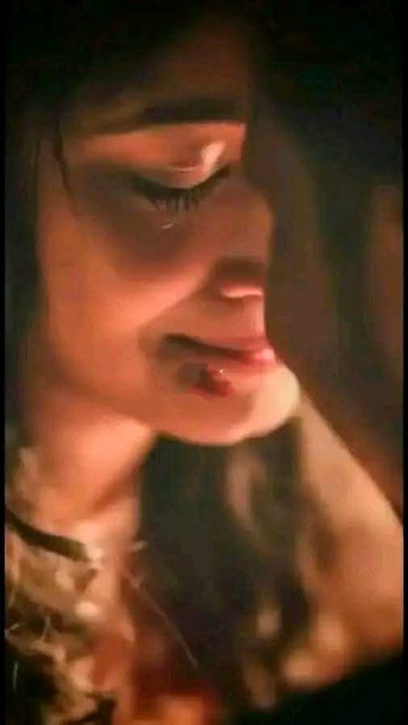 اور اب محبتیں
  اصحابِ کہف کے
 سِکوں کے مانند ٹھہریں،
 اصلی اور نایاب ہونے کے باوجود
 رائج الوقت نہیں۔💔Unzii🥀