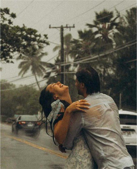 بے موسم بارشوں میں تیرے سنگ ہی بھیگنا
ہے