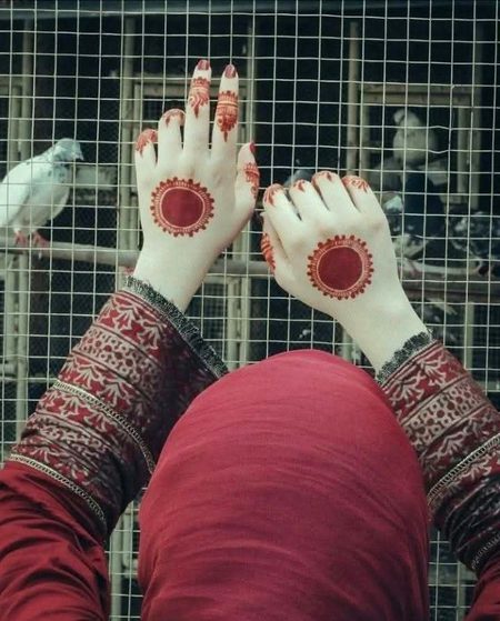 محبت ایک ایسی چیز ہے وہ ذات پات عمر رنگ نہیں دیکھتی
کسی سے محبت ہوتی ہے اور کسی سے محبت ہو جاتی ہے