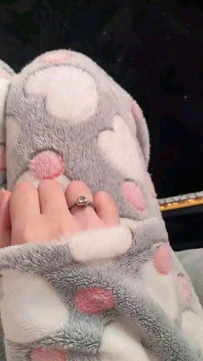 مجھے جو چاہیے تھا…
وہ کبھی کسی نے سمجھا ہی نہیں 💔
میری چاہ زیادہ نہیں تھی!
مگر…
میرا مزاج مختلف تھا 🙂
پھر مجھ سے محبت کرنے والے
اپنی اپنی چاہ کے مطابق
میرے لیے دعائیں مانگتے رہے 🤲🏻
اور میری چاہ کے خلاف…
اتنی دعائیں اکھٹی ہو گئیں
کہ خلوص اور شک میں ڈوبی
میری ساری دعائیں
ان کے مقابلے میں کم پڑ گئیں 💔🥀
کیونکہ یہاں لوگ
سمجھنے سے زیادہ
بدلنے کی دعا کرتے ہیں…
اور قبولیت سے پہلے
قربانی ہمیشہ ہم سے مانگی جاتی ہے 🖤
خاموش رہنا میری عادت نہیں تھی
مگر سکھا دیا گیا…
کہ بولنے سے رشتے ٹوٹتے ہیں 😶🌫️
تھکن میرا مقدر ہے…
کیونکہ میں نے
ہر کسی کو سمجھا
مگر مجھے
کبھی کوئی نہ سمجھ سکا 🙂💔