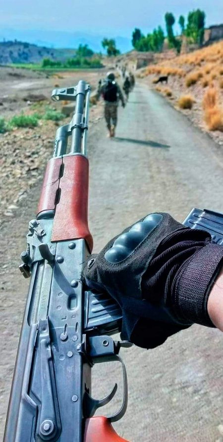 اے گردشِ ایام ہم سے بے سود نہ الجھ 
ہم نے ہر رنگ میں جینے کی قسم کھائی ہے
.r5😍💖💜🌷🌺🍃🍂N Shah✌