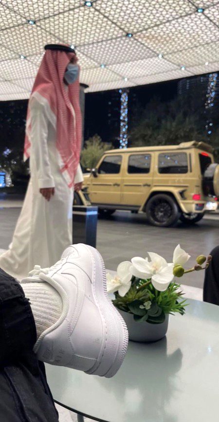 لك ليالي ماسألتي!
ولي ليالي ماساٰلت!
ولو دريت انك زعلتي!
كان افرح مازعلت!
بس داري مافي قلبك الا قلبك!