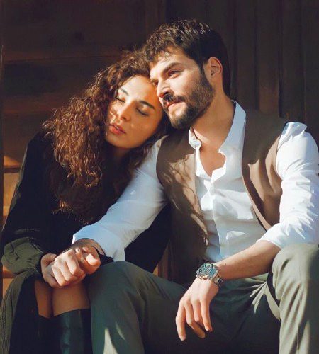 جیسے رات کے پاس اندھیرے کے سِوا کچھ نہیں
      💓💓💗💗💞💞
ویسے ہی میرے پاس تیرے سوا کچھ نہیں