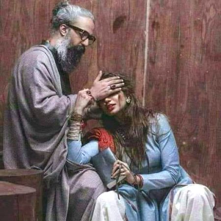 ﻃﺒﯿﺐ ﺩﯾﮑﮫ ﻧﺎ ﺟﺎﻧﮯ  ﮐﯿﺎ ﮨﻮ ﮔﯿﺎ ﮨﮯ ﺁﻧﮑﮭﻮﮞ ﮐﻮ
ﺳﺐ ﻧﻈﺮ ﺁﺗﺎ ﮨﮯ ﻣﮕﺮ ﻣﺤﺒﻮﺏ ﻧﻈﺮ ﻧﮩﯿﮟ ﺁﺗﺎ