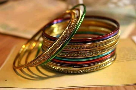 *_پکڑا ہاتھ تو کہنے لگی_*
*_چھوڑو چوڑیاں نازک ہیں_*❤️