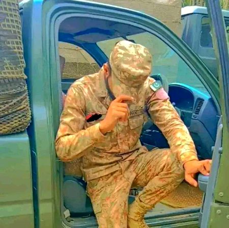 سنو
😛کیا تمہارا دل نہیں کرتا
تمہارا بھی ایک فوجی ہو
Ãrmy bøy
