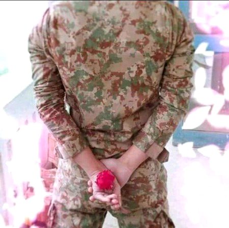 Ay sun aja gullab le mri nishani samj kr💞
Jb b yad aon mein es ko dekh liya kr💞
poet By srk💞🔥