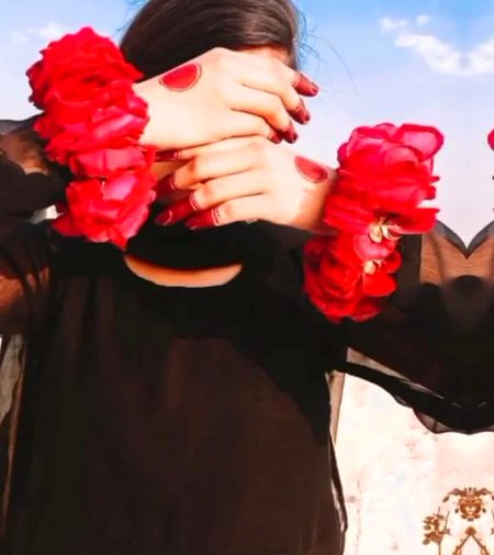 کالا رنگ کچھ یوں بھی پسند ہے مجھے
یہ بدلتا نہیں رنگ اوروں کو دیکھ کر