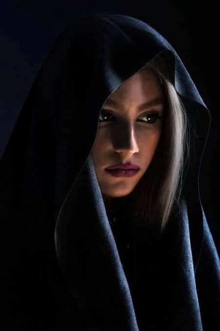 عام سے چہروں پر بھی عشق اترتا ہے✨
کہانیاں فقط شہزادیوں کی نہیں ہوتیں
تم کسی سیارے کی ہجرت زدہ لگتی ہو 
ایسی آنکھیں زمین زادیوں کی نہیں ہوتیں🔥 Mahii 💔